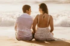 What Is Breadcrumbing? Meaning, Signs & Examples in Dating