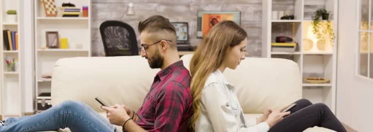 What Is Roaching in Dating? Spot It Early & Protect Yourself