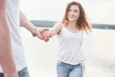 How to Be a Good Girlfriend: 15 Small Habits That Make a Huge Difference